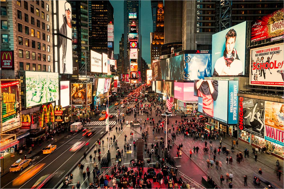 Bild von Werbeflächen in New York als Sinnbild für das Thema Öffentlichkeitsarbeit und PR der Unternehmensberatung für Oberbayern