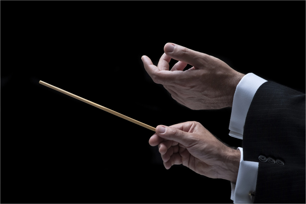 Bild eines Dirigenten als Sinnbild für die Orchestrierung aller Kommunikationsmaßnahmen durch die Unternehmensberatung in Oberbayern veranschaulicht.